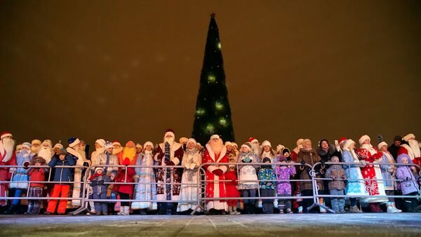 Новогодний парад Дедов Морозов в Витебске. Фото Сергея Серебро
