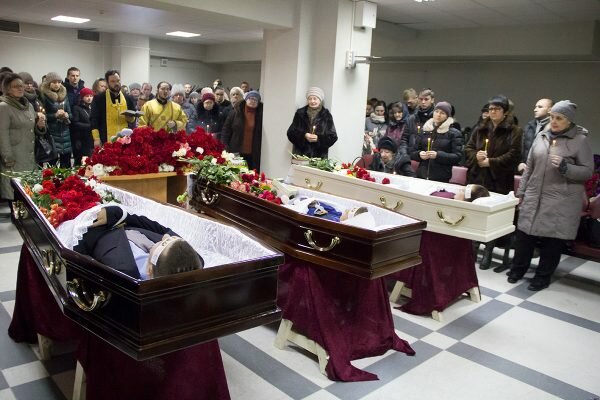 Прощание с вратарем ФК «Витебск» Андреем Щербаковым, а также его женой и сыном, погибшими в ДТП, прошло в Витебске. Фото Игоря Матвеева