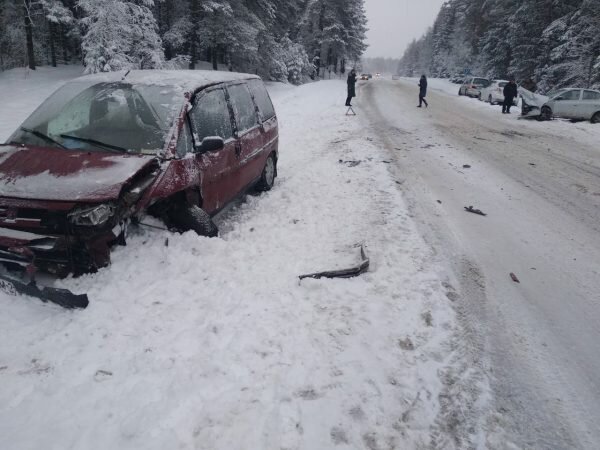 Лоб в лоб столкнулись легковушка и минивэн, которыми управляли жительницы Полоцкого района