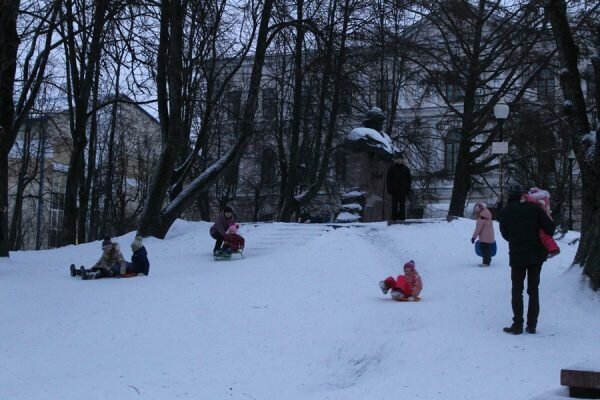На горках Витебска появились запрещающие таблички. Фото Юрия Шепелева