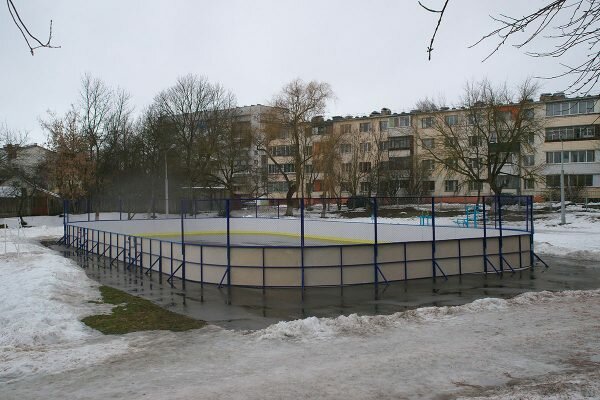Стеклопластиковую хоккейную площадку поставили в Марковщине. Фото Сергея Серебро