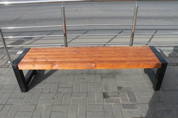 Антивандальные скамейки появились на трамвайных остановках в Витебске. Фото Юрия Шепелева