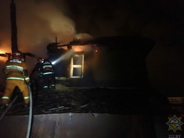 В Витебске сгорел двухэтажный дом, пожарным удалось спасти три припаркованных рядом легковушки. Фото МЧС