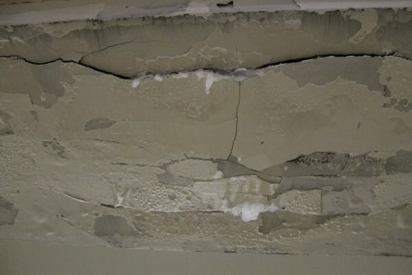 В подземном переходе на площади Победы в Витебске на потолка прорастают сосульки. Фото Юрия Шепелева