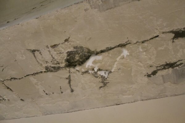 В подземном переходе на площади Победы в Витебске на потолка прорастают сосульки. Фото Юрия Шепелева