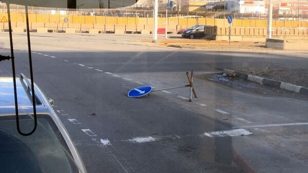 22 марта сильный ветер свалил в Витебске несколько дорожных знаков. Фото Сергея Серебро