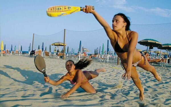 Девушки играют на пляже. Иллюстративное фото pixabay.com