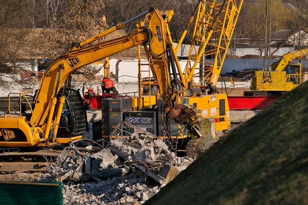 Демонтаж Полоцкого путепровода в Витебске проводят без остановки железнодорожного движения. Фото Сергея Серебро