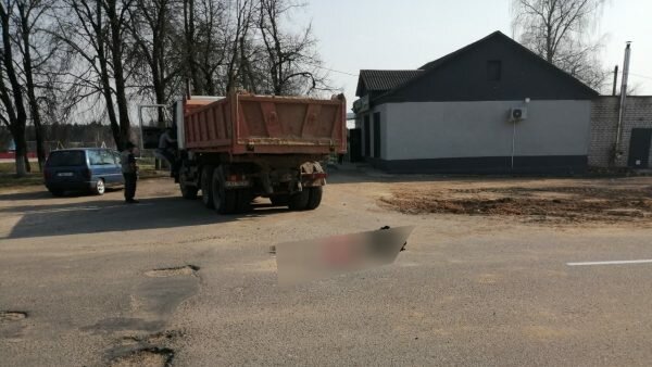 Самосвал, сдавая задом, задавил 79-летнюю пенсионерку в Бабиничах. Фото ГАИ
