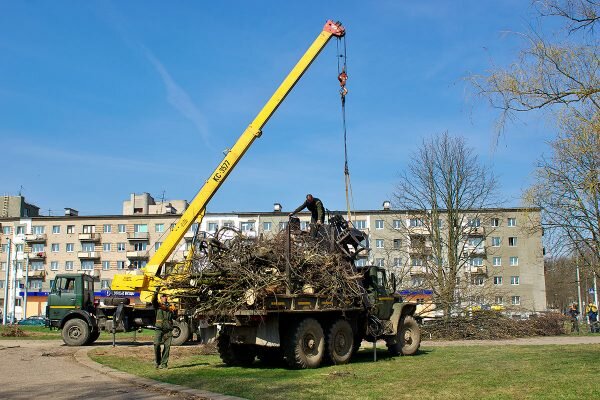 Уничтожение сквера на площади Победы в Витебске, 2009 год. фото Сергея Серебро