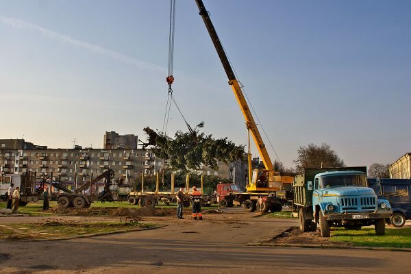 Уничтожение сквера на площади Победы в Витебске, 2009 год. фото Сергея Серебро