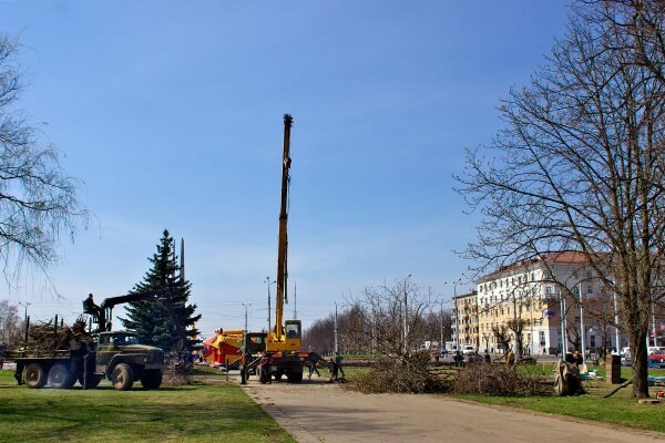 Уничтожение сквера на площади Победы в Витебске, 2009 год. фото Сергея Серебро
