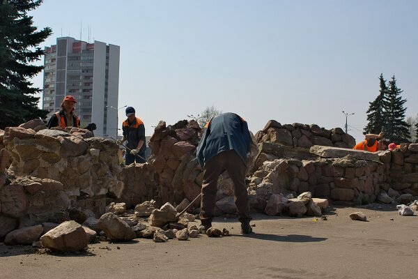 Уничтожение сквера на площади Победы в Витебске, 2009 год. фото Сергея Серебро