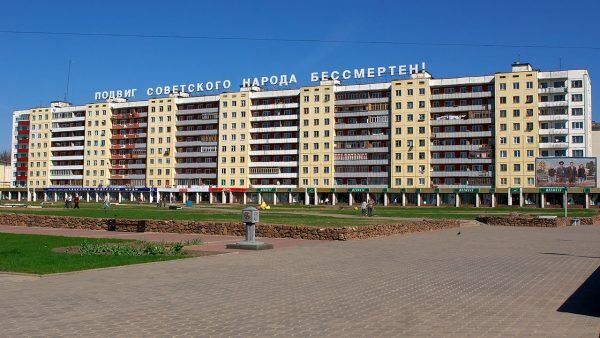 Вид площади Победы после удаления всех деревьев, еще виден 0 километр, этот знак тоже снесут. 2009 год. Фото Сергея Серебро