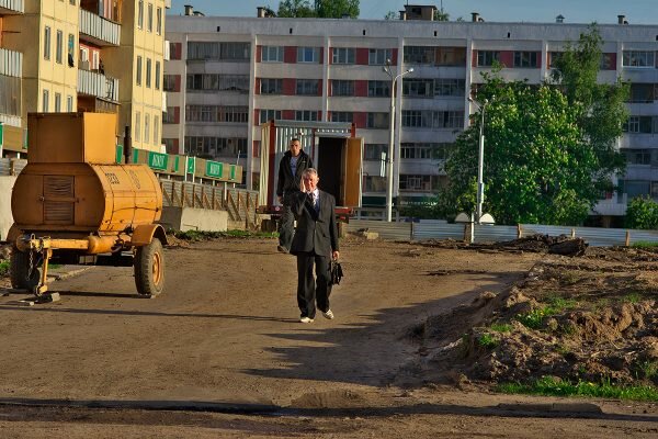 Оценка разрушений на площади Победы, 2009 год. фото Сергея Серебро