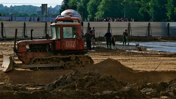 На площади Победы заливают бетонную стяжку, выпускники фотографируются на фоне забора стройплощадки, 2009 год. Фото Сергея Серебро