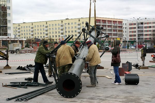 Первый раз на площади Победы устанавливают новогоднюю ёлку, 2009 год. Фото Сергея Серебро