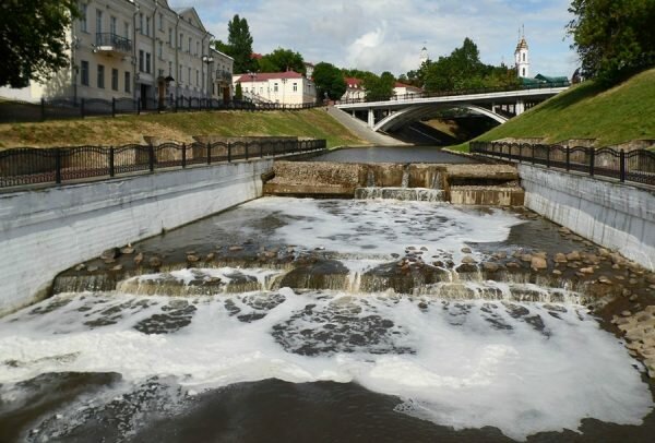 Странной пеной покрылась Витьба в центре Витебска. Фото Юрия Шепелева
