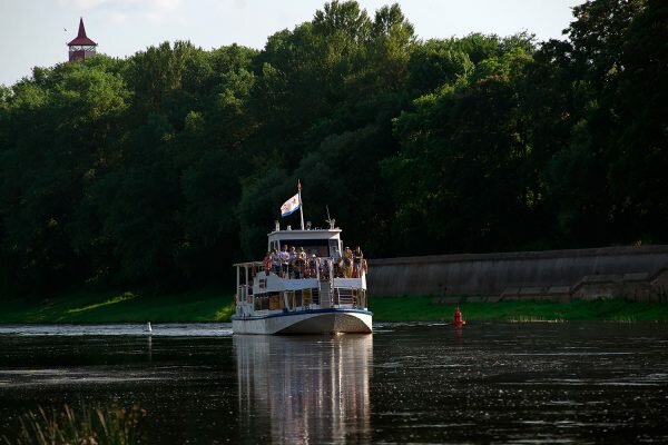 Военно-морской флаг СССР подняли над теплоходом «Северная столица». Фото Сергея Серебро
