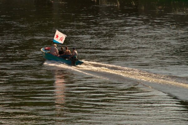 Военно-морской флаг СССР подняли над теплоходом «Северная столица». Фото Сергея Серебро