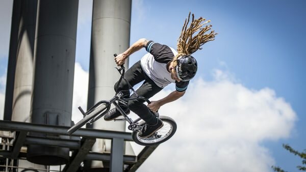 Подросток выполняет трюки на bmx-велосипеде. Иллюстративное фото pixabay.com