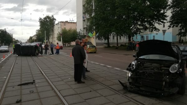 «Nissan Micra» vs «Nissan Terrano» — в столкновении на проспекте Черняховского люди не пострадали. Фото ГАИ