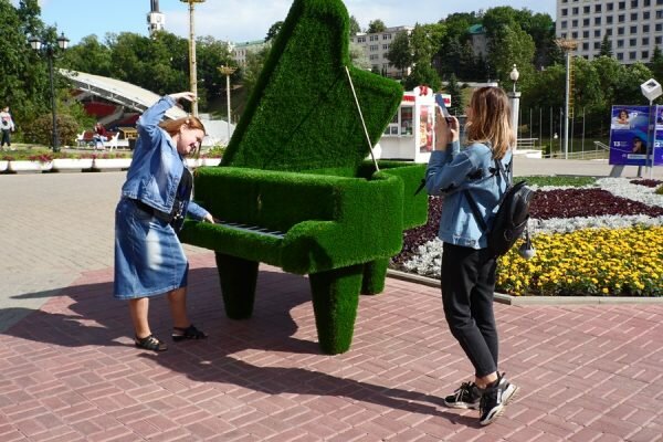 Перед «Славянским базаром» в центре Витебска поставили зеленый рояль. Фото Юрия Шепелева