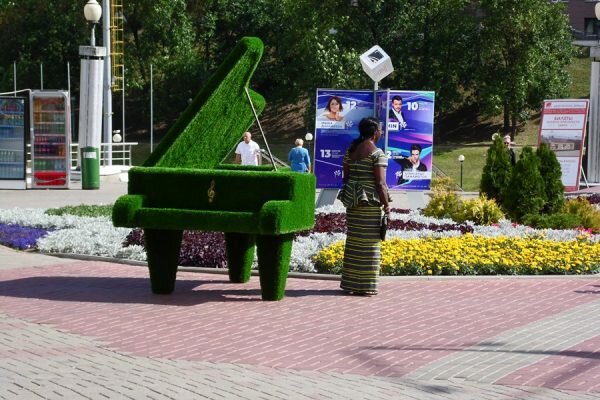 Перед «Славянским базаром» в центре Витебска поставили зеленый рояль. Фото Юрия Шепелева