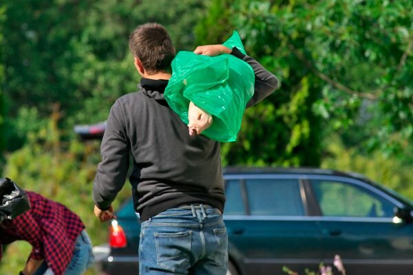 Свиные полутуши раздавали в центре Витебска неподалеку от горисполкома. Фото Сергея Серебро