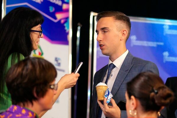 Директор фестиваля «Славянский базар в Витебске» Глеб Лапицкий с васильковым мороженым. Фото Сергея Серебро