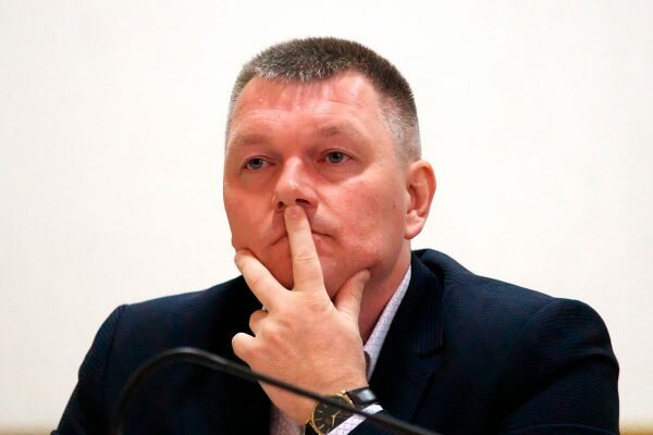 Глава администрации Октябрьского района Сергей Сташевский на встрече с горожанами. Фото Сергея Серебро