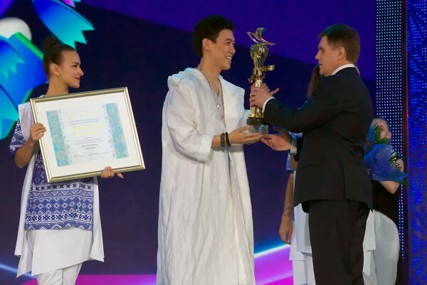 Вручение награду Адильхану Макину. Гала-концерте закрытия «Славянского базара в Витебске». Фото Сергея Серебро