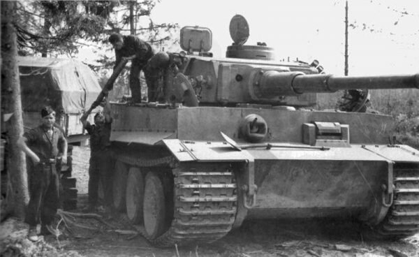 Погрузка боеприпасов в тяжелый танк PzKpfw VI «Tiger»