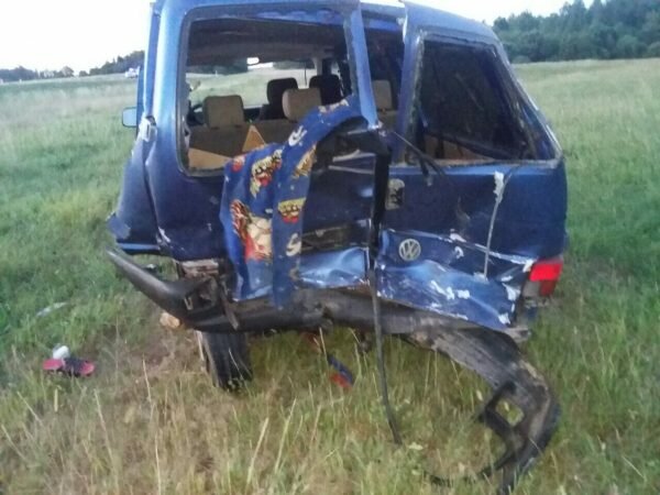 «Audi» врезалась в «Volkswagen Transporter» в Лиозненском районе. Водитель микроавтобуса погиб — он не был пристегнут. Фото ГАИ