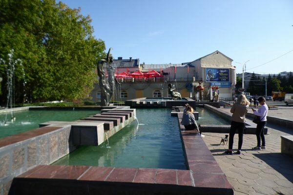 У самого знаменитого фонтана Витебска поставили скамейки. Фото Юрия Шепелева