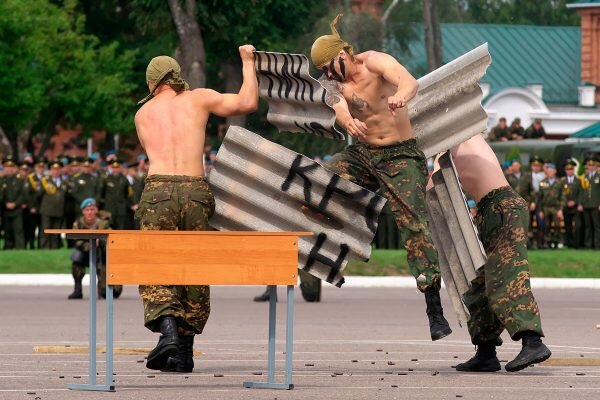 Празднование Дня десантника в 103-й отдельной гвардейской воздушно-десантной бригаде в Витебске. Фото Сергея Серебро