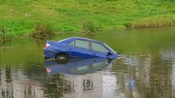 15 сентября в центре Орши в реку съехал легковой автомобиль «Peugeot». Фото Сергея Бонадысева