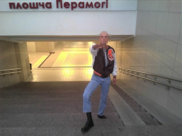 Фото Алексея Василькова в подземном переходе на площади Победы с римским салютом