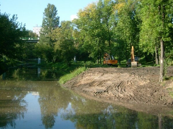 На месте аллеи работают экскаваторы, сентябрь 2019 года. Фото Юрия Шепелева