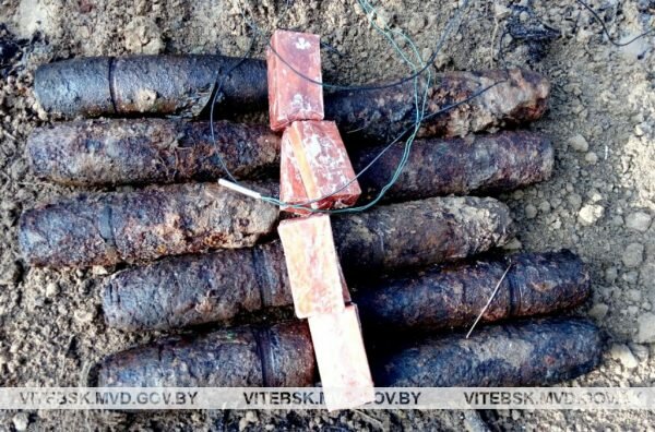 Около сотни взрывоопасных предметов обнаружили оперативники ГУБОПиК в схроне под Витебском. Фото УВД Витебского облисполкома