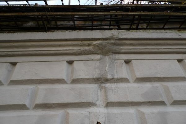 Трещины появились на подпорной стене площади Свободы со стороны Витьбы. Фото Юрия Шепелева