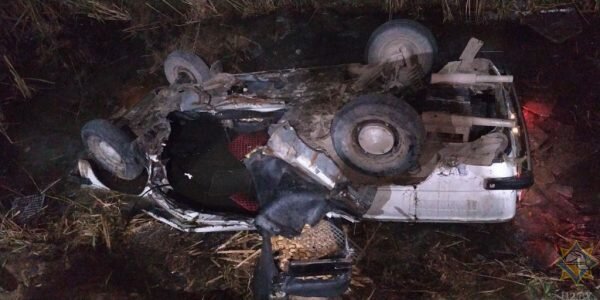 22 ноября трое мужчин оказались заблокированными в тесном салоне «Запорожца» в результате опрокидывания машины в Полоцке. Фото МЧС