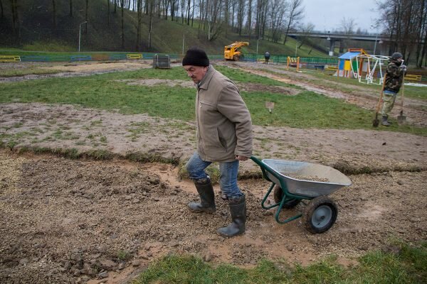 Инклюзивный парк аттракционов обустраивают отсрове посреди Витьбы. Фото Игоря Матвеева