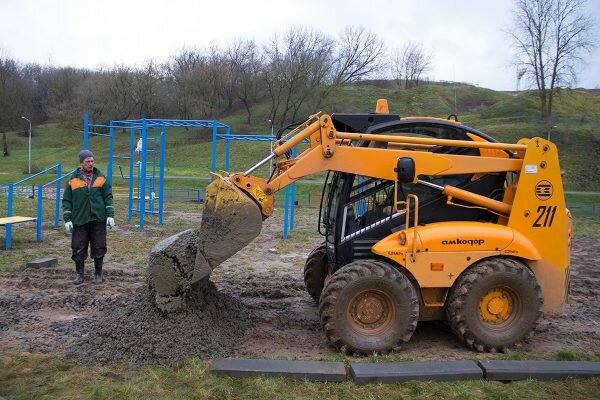 Инклюзивный парк аттракционов обустраивают отсрове посреди Витьбы. Фото Игоря Матвеева