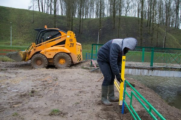 Инклюзивный парк аттракционов обустраивают отсрове посреди Витьбы. Фото Игоря Матвеева