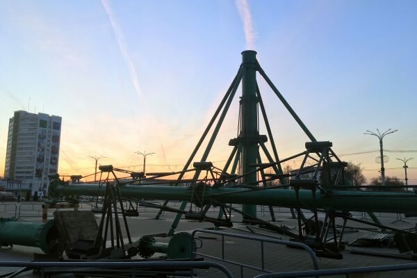 На площади Победы ставят ёлку — Витебск начал подготовку к Рождеству и Новому году. Фото Сергея Серебро