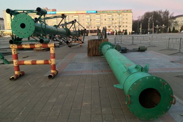 На площади Победы ставят ёлку — Витебск начал подготовку к Рождеству и Новому году. Фото Сергея Серебро