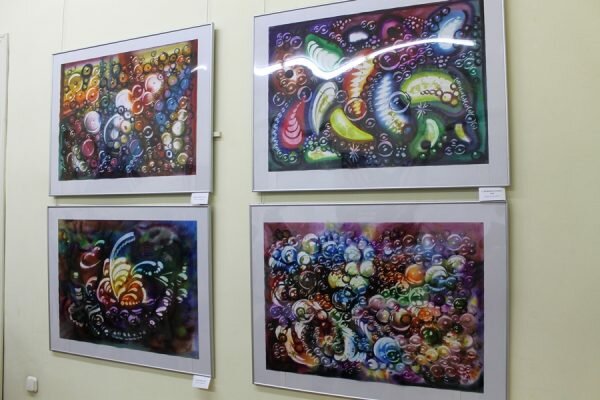 Новые миры и космические дали в акварели Феликса Гумена. Фото Юрия Шепелева