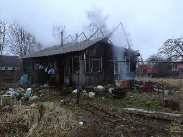 Три человека сгорели в Полоцке с начала суток в результате двух пожаров. Фото МЧС