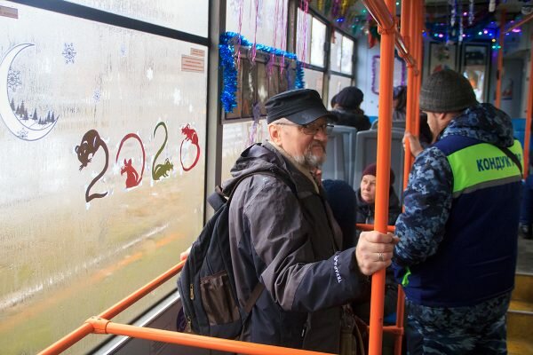По Витебску ходят новогодние трамваи и троллейбусы. Фото Игоря Матвеева